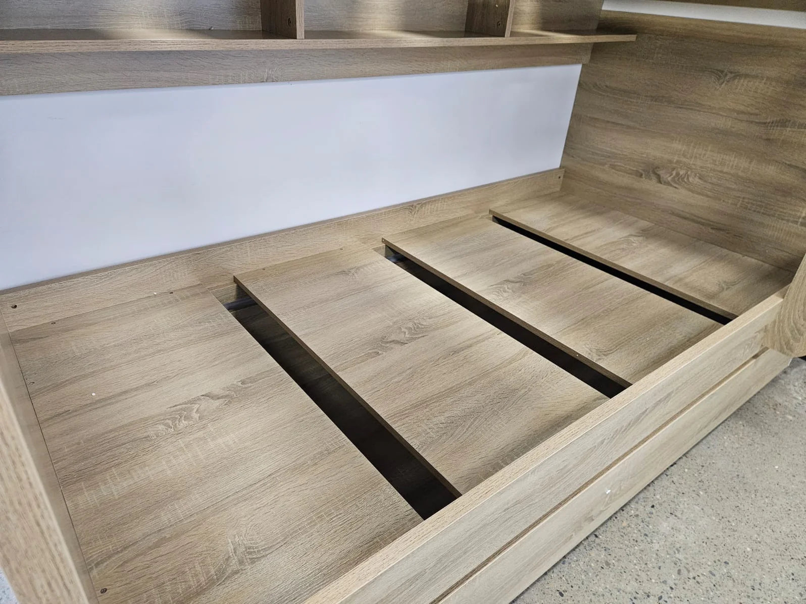 magic bunk glose up image with panel support