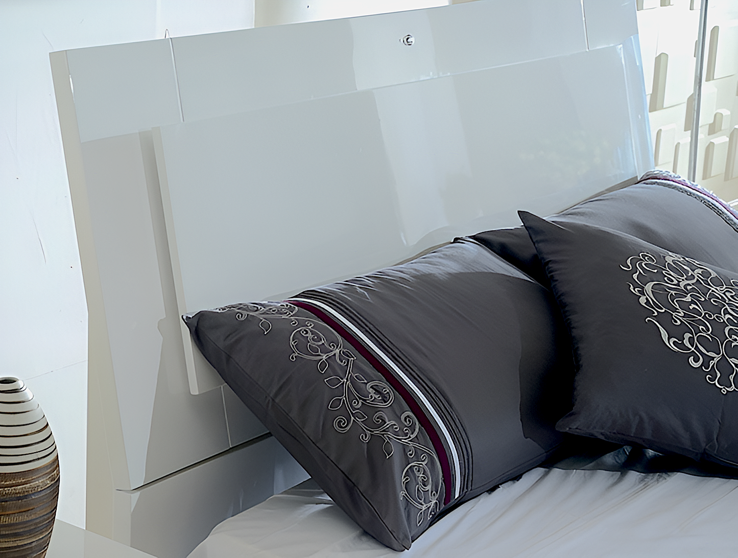 Manhattan white bed with led lights in headboard
